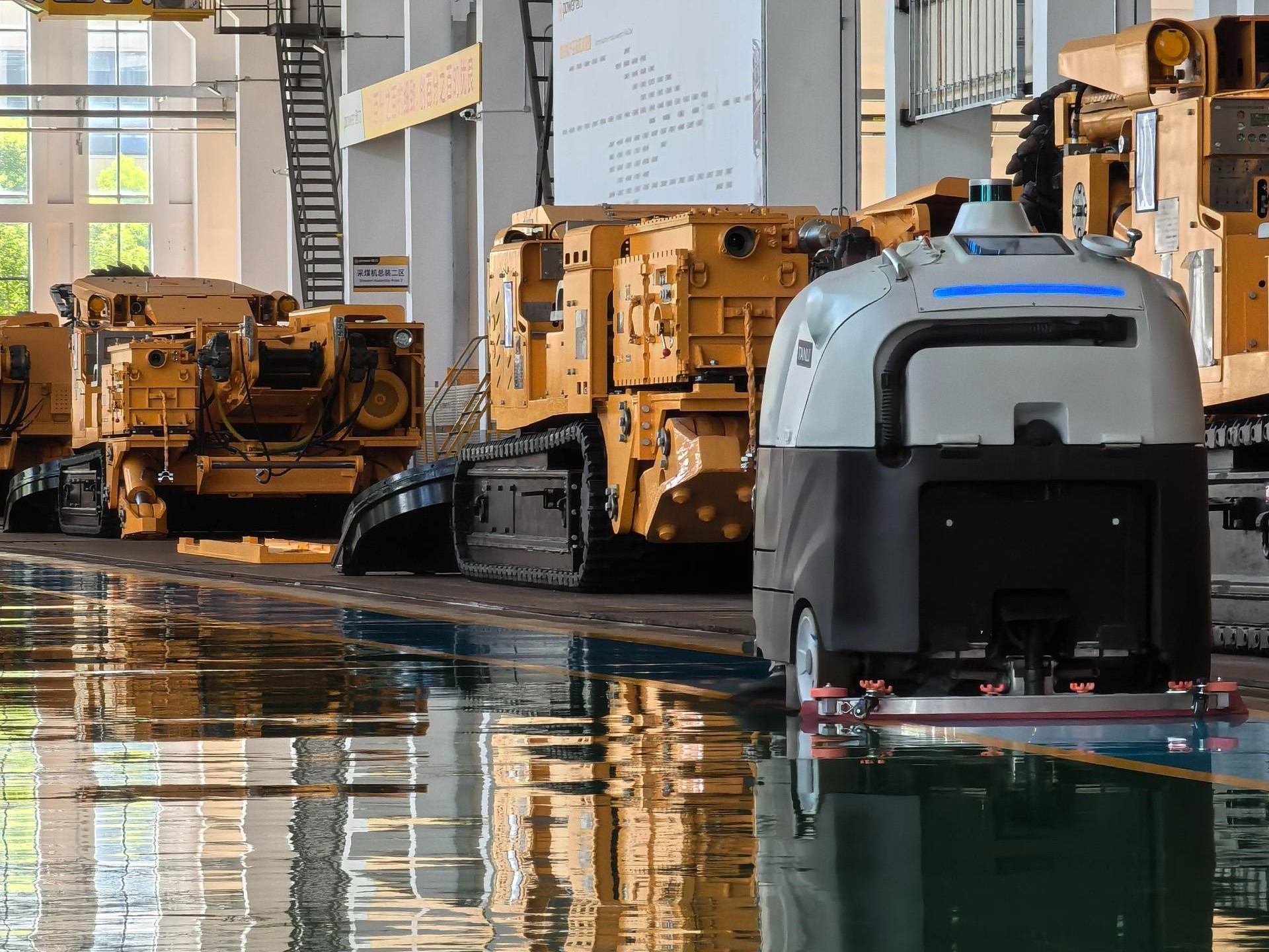 廣東黑燈工廠(chǎng)半夜無(wú)人打掃？坦力工業(yè)洗地機(jī)器人破解 “無(wú)人清潔” 困局