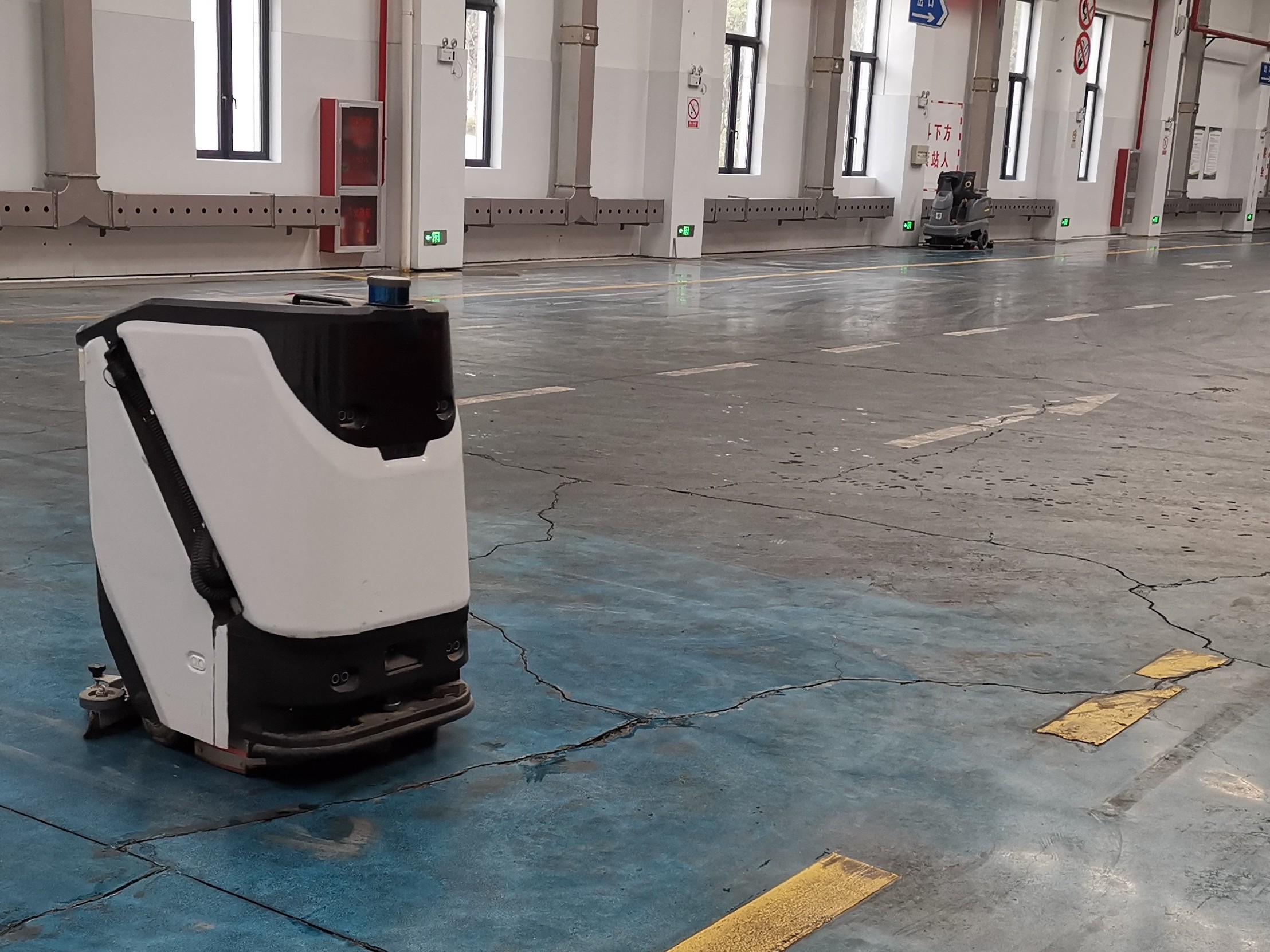 人工清潔費(fèi)時長，成本高？坦力工業(yè)洗地機(jī)器人死磕“高效替代”自動巡航清掃油污粉塵，一人可管多機(jī)，大幅降低人力投入
