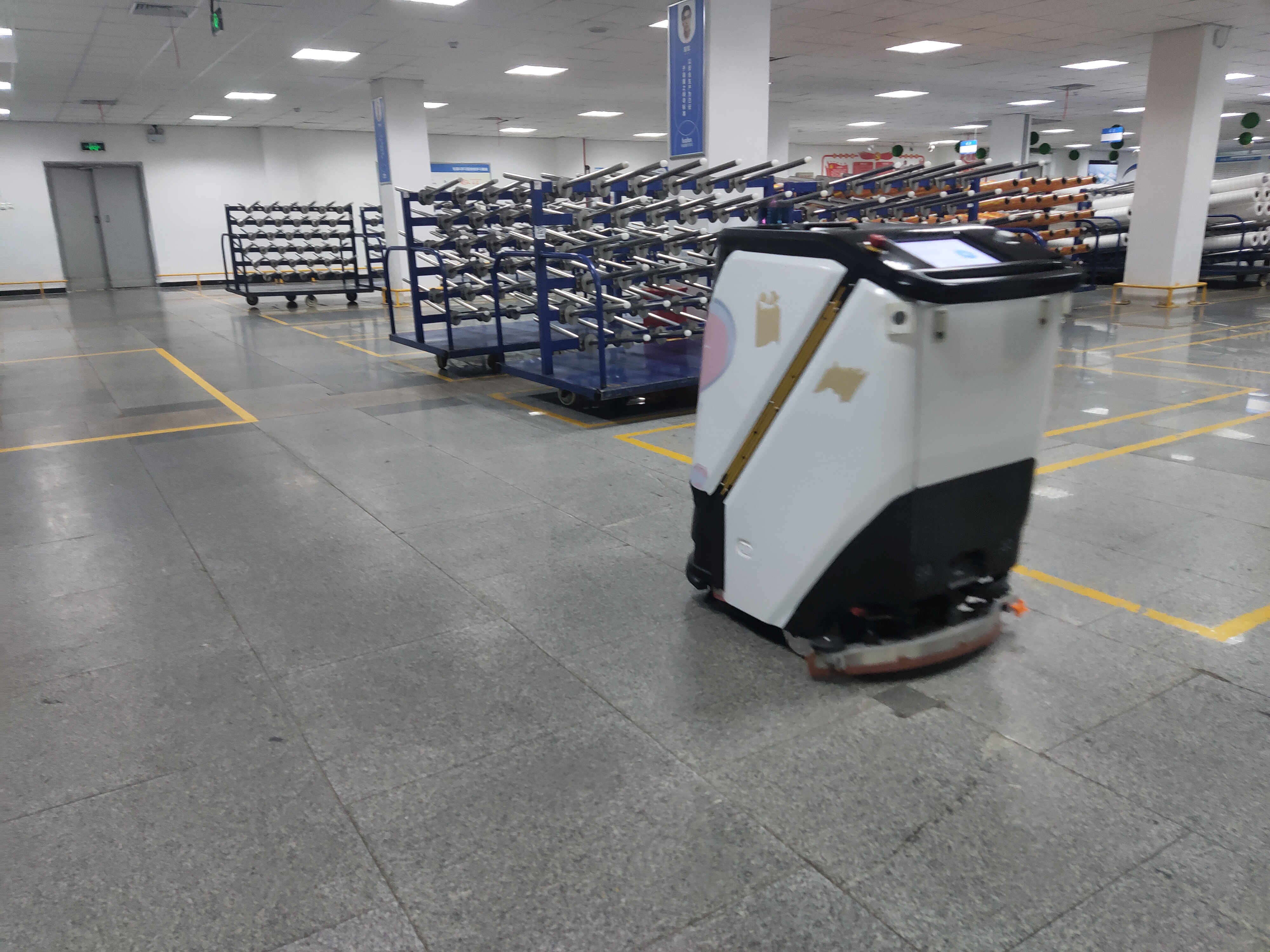 汽車制造工廠的清潔 “頑疾”坦力工業(yè)洗地機(jī)器人來解決