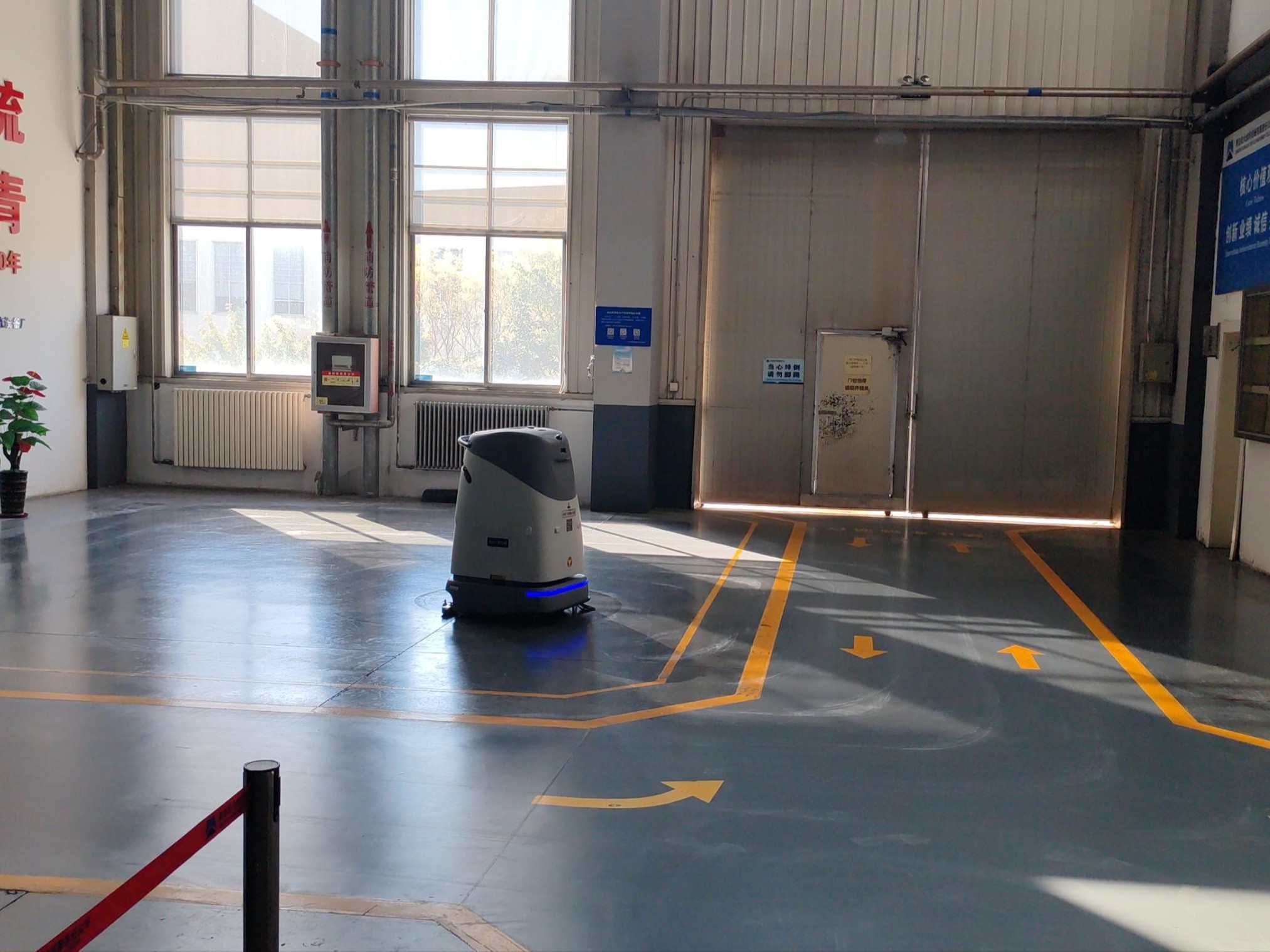 沖壓車間油污難題不用愁！坦力無人機(jī)器人守護(hù)整潔與安全